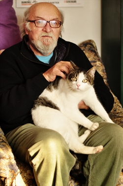Zvonimir Milčec sa svojim ljubimcem, mačkom Vilibaldom.